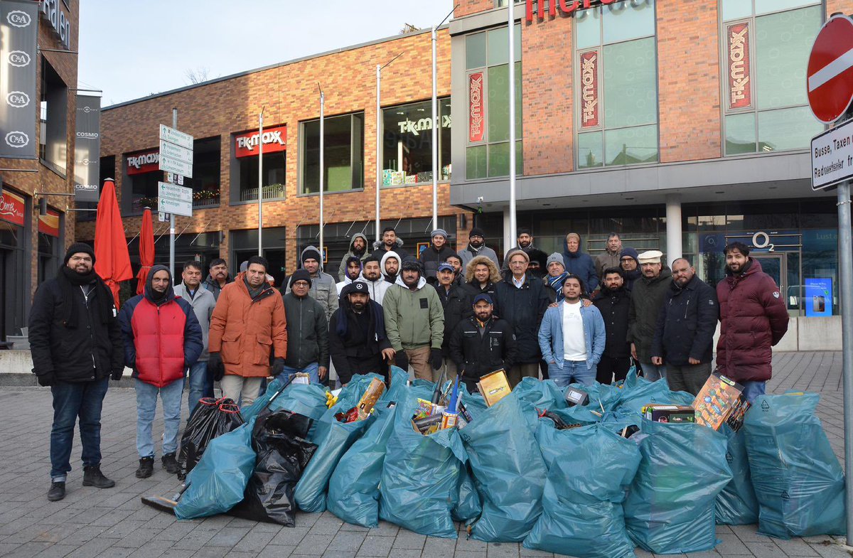 AMJ_Aalen's tweet photo. Die @AhmadiyyaJugend der @AMJ_Aalen hat am Neujahrsmorgen traditionell den Silvestermüll in der Innenstadt weggeräumt. Zunächst traf man sich zum Nacht- und Morgengebet. Nach einer Stärkung wurden die Straßen vom Müll befreit.
#MUSLIMESTARTEN2025 https://t.co/IXpvJTYkit
