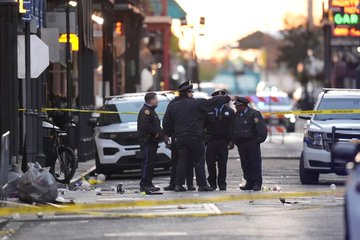 MarioNawfal's tweet photo. 🚨🇺🇸BREAKING: AUTHORITIES REVIEWING VIDEO OF 4 SUSPECTS PLACING EXPLOSIVES IN NEW ORLEANS ATTACK

Investigators have reviewed footage of 3 men and a woman placing explosives linked to the New Orleans terror attack, according to official documents.

Source: BNO News https://t.co/bR2TzHJegE