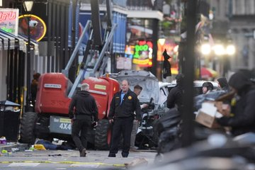 MarioNawfal's tweet photo. 🚨🇺🇸BREAKING: AUTHORITIES REVIEWING VIDEO OF 4 SUSPECTS PLACING EXPLOSIVES IN NEW ORLEANS ATTACK

Investigators have reviewed footage of 3 men and a woman placing explosives linked to the New Orleans terror attack, according to official documents.

Source: BNO News https://t.co/bR2TzHJegE