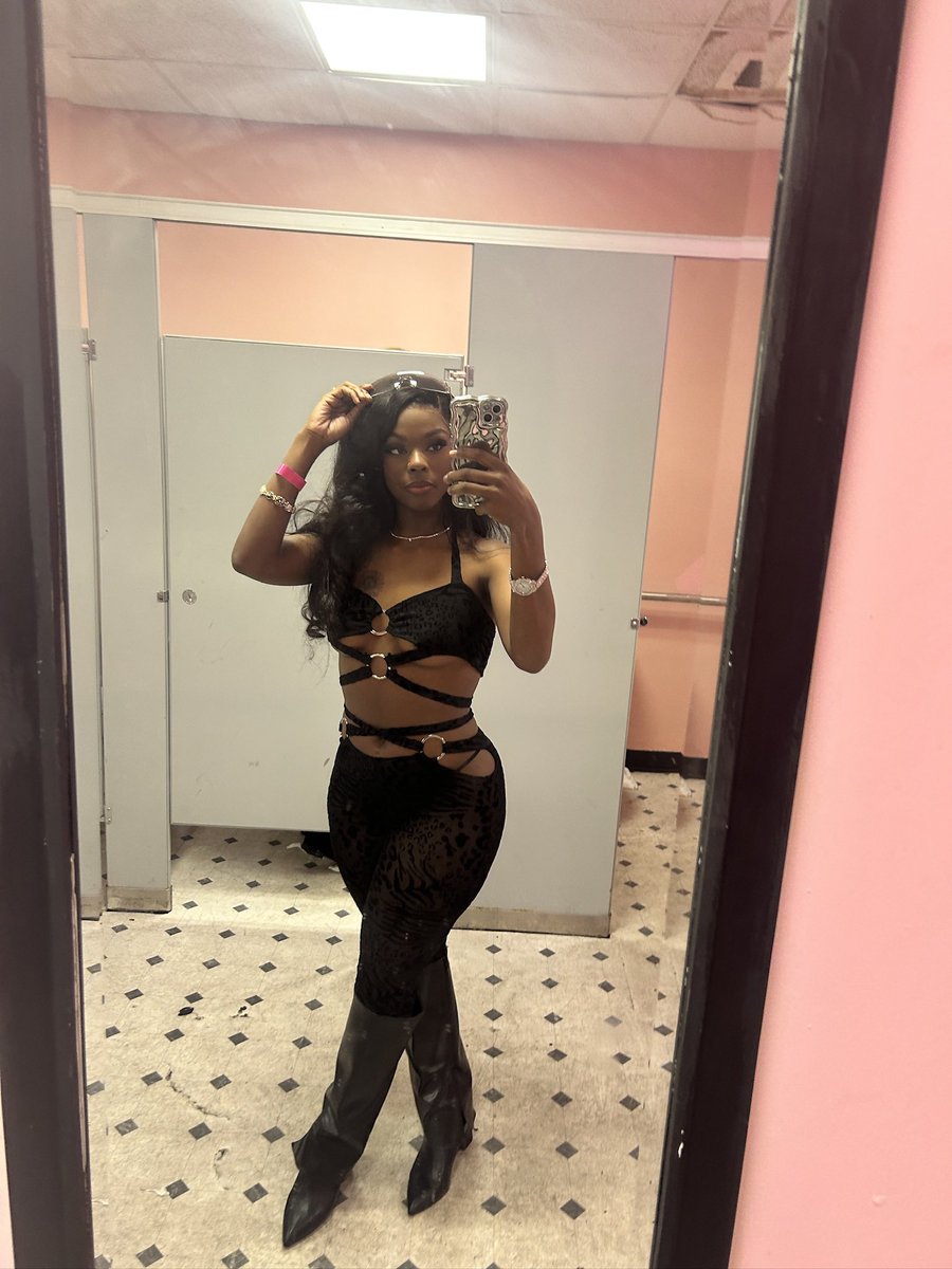 abigail0511_'s tweet photo. 2025 smell like money &amp; peace 💰🙏🏾💋 https://t.co/auMKCmbDMG