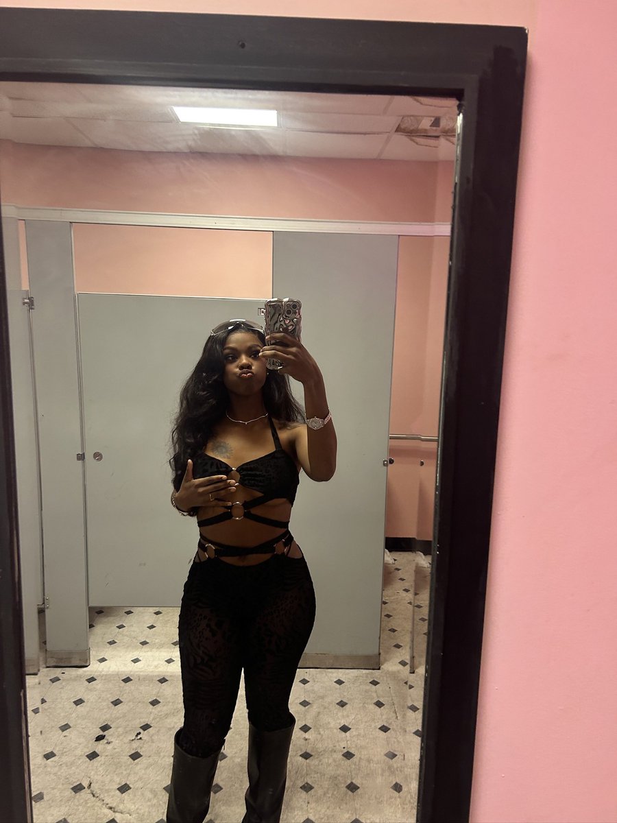 abigail0511_'s tweet photo. 2025 smell like money &amp; peace 💰🙏🏾💋 https://t.co/auMKCmbDMG