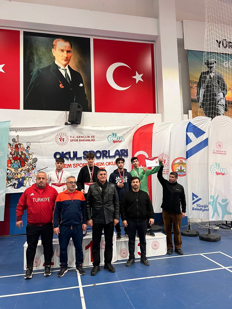 BeyzadeTV's tweet photo. 🚨 ANTAKYA TOBB ANADOLU İMAM HATİP LİSESİ GÜREŞ TAKIMI TÜRKİYE FİNALLERİNDE!
Adana'da 25-26-27 Aralık 2024 tarihlerinde düzenlenen Okullararası Güreş Grup Müsabakalarında #Antakya #TOBB Anadolu #İmam #Hatip Lisesi #Güreş Takımı büyük bir başarıya imza attı. Hem serbest stil hem de grekoromen grup müsabakalarında ilk üçe giren öğrenciler, Türkiye Finallerine katılma hakkı kazandı.
Serbest stil müsabakalarında Kamil Temizkan 48 kiloda ikincilik, Zekeriya Yaşar ise 55 kiloda üçüncülük elde etti. Grekoromen stilde ise Kamil Ürek 48 kiloda, İhsan Güngen 51 kiloda, Hüseyin Malgaç 55 kiloda ve Ali Malgaç 110 kiloda üçüncülük kürsüsüne çıktı.