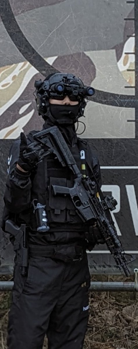 Koki0824m's tweet photo. 【自己紹介】
10禁勢、HEADS川越さんによく行きます。
主な武器はライトプm4,GLOCK18c
です。
めちゃくちゃ黒いです（装備が）
クソエイムですがお願いします！！
 #サバゲー  #10禁 https://t.co/Cnnlbq2Btn
