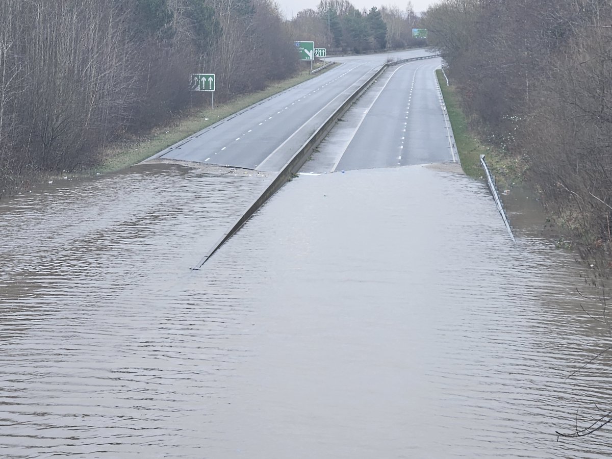 rb357's tweet photo. Flooding in Wilmslow, Handforth & Nether Alderley #Flooding #ukfloods #Wilmslow #Handforth https://t.co/EQivS9GmrW