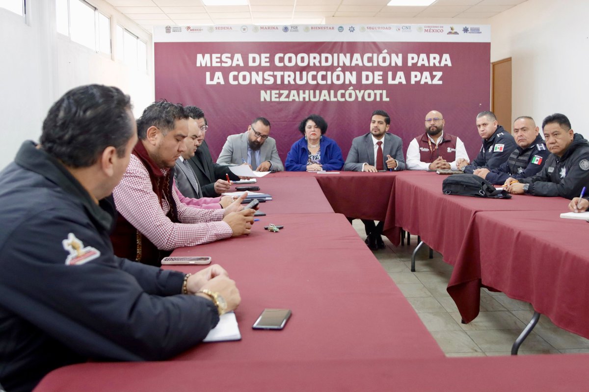 zrpci's tweet photo. Iniciamos las actividades de este 1 de enero con la Mesa de Coordinación para la Construcción de la Paz, y con la reunión de mandos de nuestra Comisaría de Seguridad, donde escuché las novedades de este inicio de año, y donde se destaca que salvo algunos incidentes menores por consumo de alcohol y el uso de pirotecnia, se vivió una noche tranquila en este cierre e inicio de año. 

#PorAmorANeza