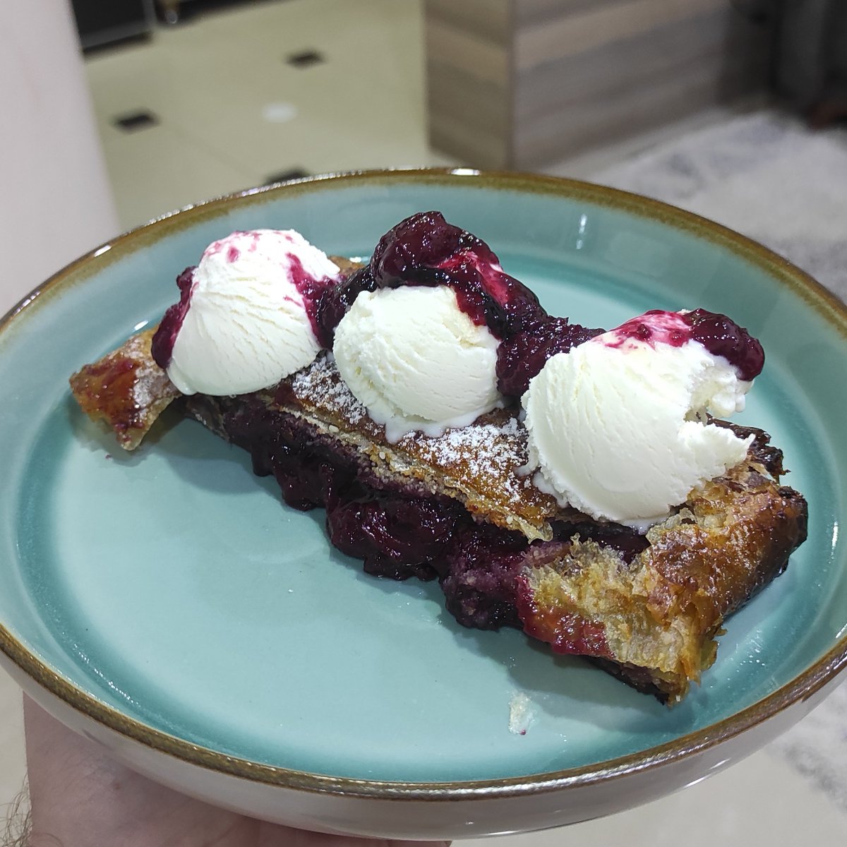 Приготовил себе королевский вишнёвый штрудель на 1.5 кг и сижу довольный