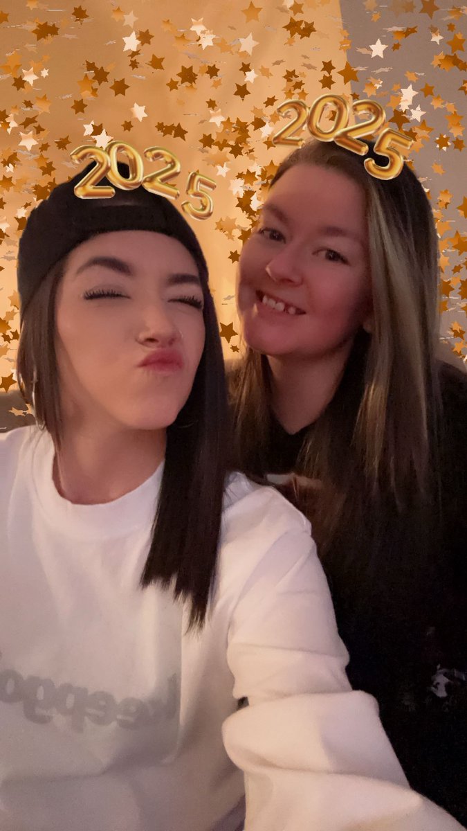 KTSmith62's tweet photo. Happy New Year 🖤🎊🎉🍻 https://t.co/cPcSnqH5aV