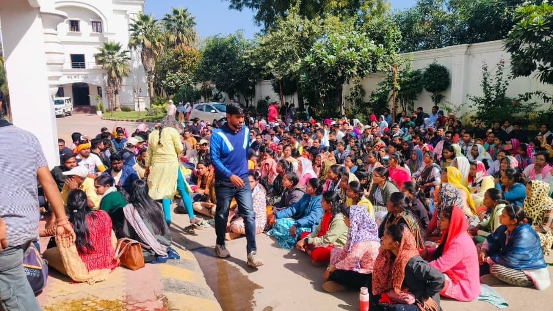 छत्तीसगढ़ बीएड सहायक शिक्षकों को पुलिस ने दी FIR की धमकी। जहां भाजपा सरकार वहां विद्यार्थी सड़क पर।
#BLACKDAY_CG_बीएड_समायोजन