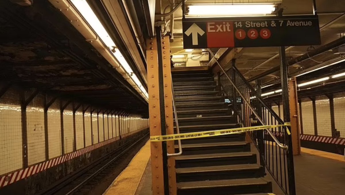 🚨🇺🇸BREAKING: NYC SUBWAY STABBING SUSPECT ON THE RUN

A man was stabbed on a northbound 2 train near the 14th Street Station in Manhattan this morning.

The suspect, described as a Black man wearing a black puffer jacket and carrying a red suitcase, fled the scene through the