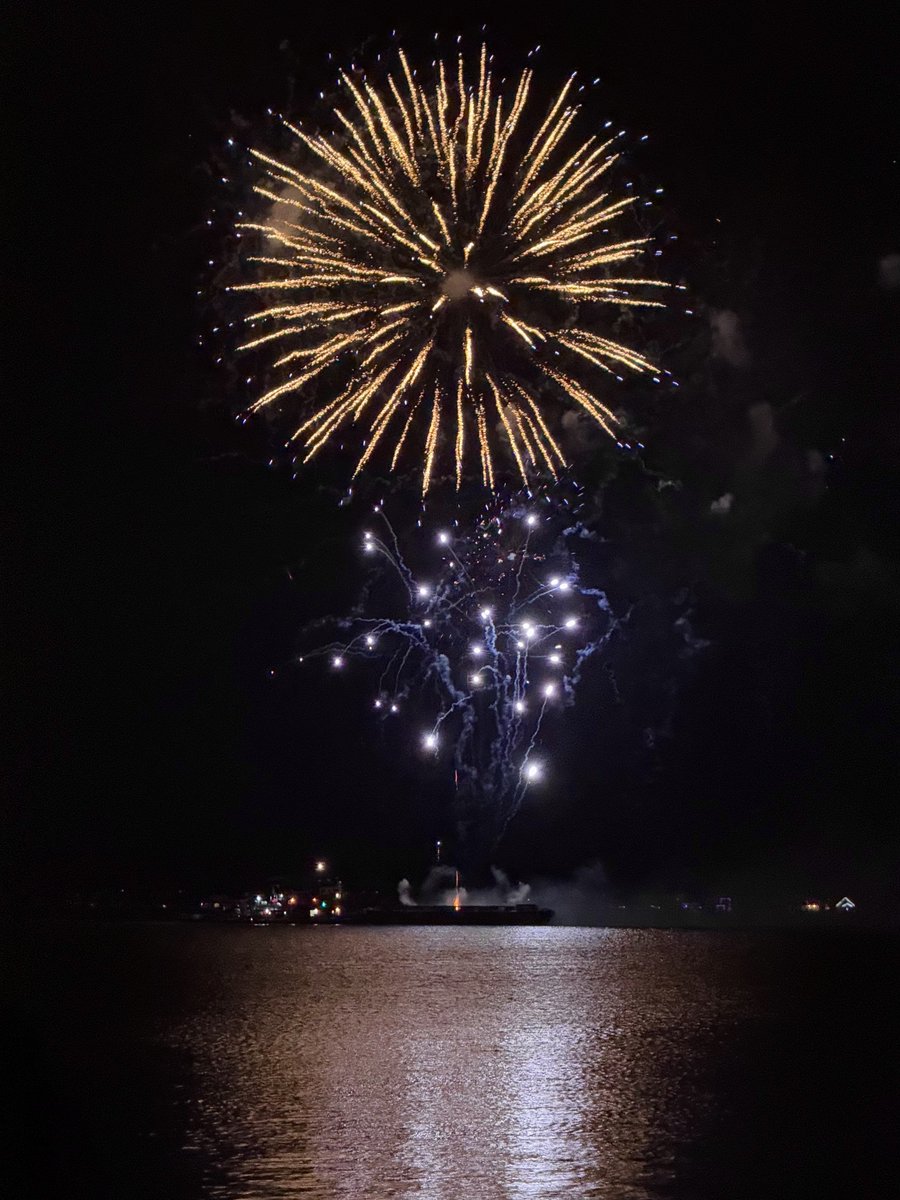 이곳은 이제 2025년 새해가 밝았어요! 제 덕생은 여전히 멈춰있지만 항상 지켜보고 있답니다^^ㅠ 탐라샘들 새해에도 멋진 현생과 덕생 사시고 항상 건강하세요✨✨ 
새해 첫 불꽃놀이 사진과 함께🎉
모두 부자되시기를…💸💸💸💸💸
울 잴임시도 원하는 바 모두 해내시기를🔥