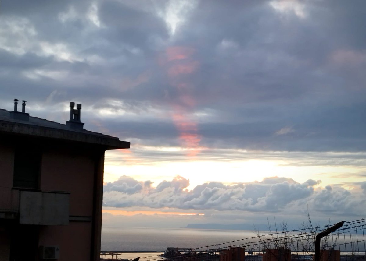 ilnostroraggio's tweet photo. Il primo tramonto del 2025! 😍🌇 https://t.co/STeKnVKPUt