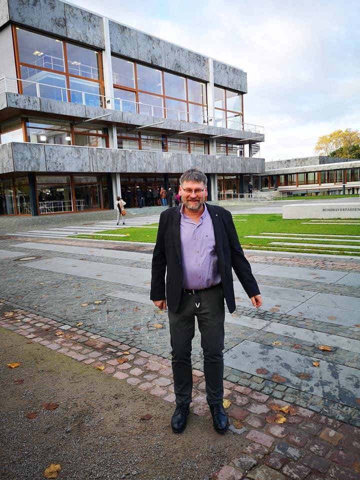 hatho05's tweet image. Heute vor 20 Jahren wurde das #HartzivSystem eingeführt 

Das sind 20 Jahre Armut, Druck und Elend und Sanktionen durch die #Jobcenter. #Hartz IV, genau so das Bürgergeld, sind Armut per Gesetz. Bis zum 5. Nov. 2019 gab es die 100 Prozent Sanktionen, bevorzugt bei den