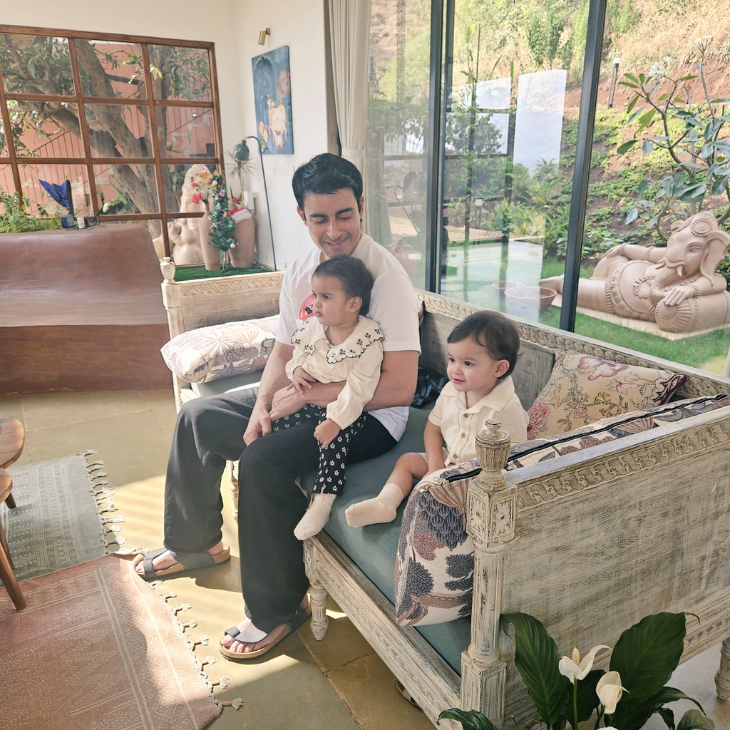 majumder_arya's tweet photo. Sight to behold! 🫠
❤️🫶
Father daughter and son!
Complete family ❤️
#GautamRode #RadhyaRode #RadityaRode @gautam_rode https://t.co/ukwwZjPH24