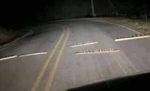 Abramjee's tweet photo. Spikes/Rocks on the road:

Tune into @eNCA DSTV 403 at 6.30am when we discuss the worrying rise in these incidents. https://t.co/WcKkEbIcxb