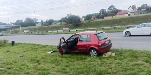 Abramjee's tweet photo. Spikes/Rocks on the road:

Tune into @eNCA DSTV 403 at 6.30am when we discuss the worrying rise in these incidents. https://t.co/WcKkEbIcxb