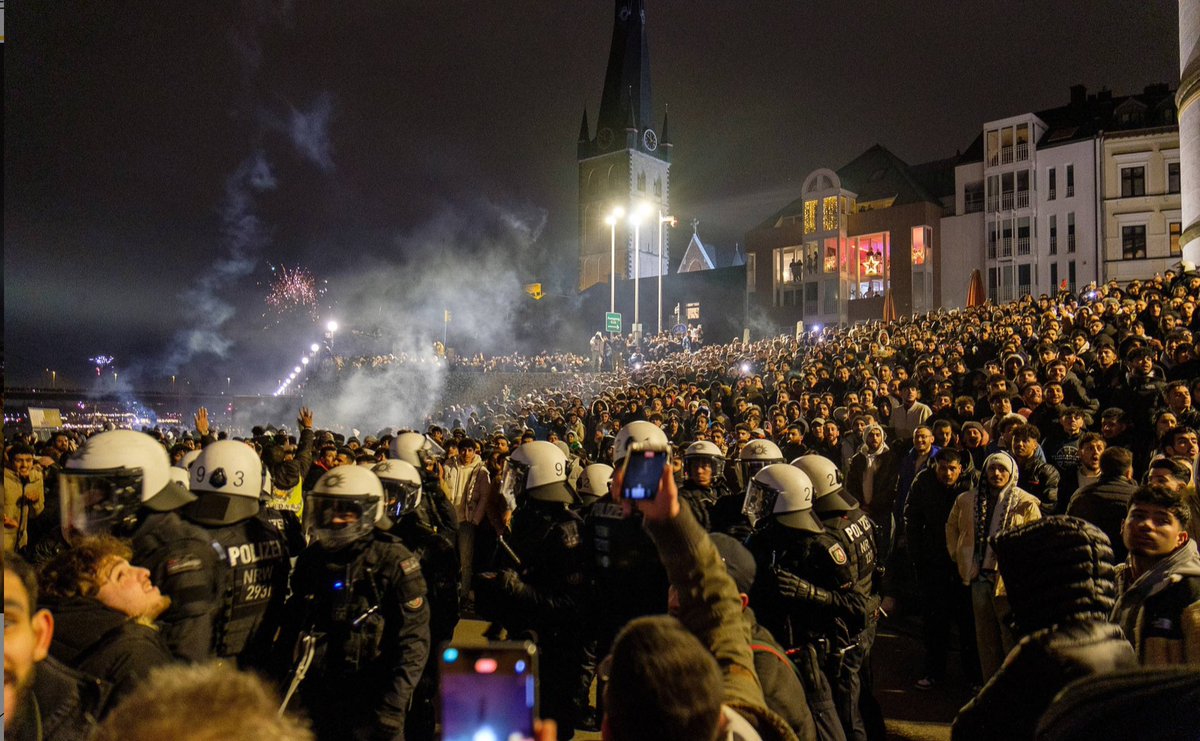 #Silvester2024 

Fröhliche Neujahrsgrüße aus einer "deutschen" Großstadt