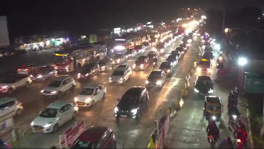 Anchor_Mukesh's tweet image. #ପିପିଲି_ଟୋଲ୍_ଗେଟରେ_ପ୍ରବଳ_ଜାମ୍
ଲମ୍ବା ଲାଇନରେ ଗାଡି ଲାଗିଛି ପଛକୁ ପଛ
ଜଗା ଦର୍ଶନ ସାରି ଫେରିବା ବେଳେ ଗାଡି ଗହଳି
#Pipili #Odisha #NewYear2025 #NewYear #Puri