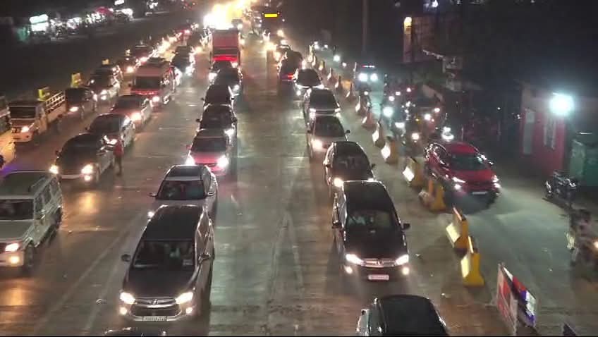 Anchor_Mukesh's tweet image. #ପିପିଲି_ଟୋଲ୍_ଗେଟରେ_ପ୍ରବଳ_ଜାମ୍
ଲମ୍ବା ଲାଇନରେ ଗାଡି ଲାଗିଛି ପଛକୁ ପଛ
ଜଗା ଦର୍ଶନ ସାରି ଫେରିବା ବେଳେ ଗାଡି ଗହଳି
#Pipili #Odisha #NewYear2025 #NewYear #Puri