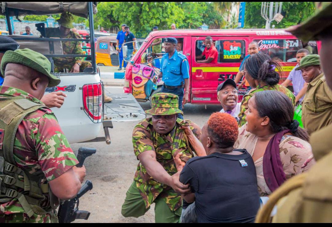Shamir_Activist's tweet photo. Self Defence 

@lilian_muthike at it with chinkororo Murkomen guys.
The struggle is on. We are crossing over to Freedom

@harietmuganda16 @Honeyfarsafi @_James041 @_RichardOnyonka @jumaf3 @HakiKNCHR @bonifacemwangi @IPOA_KE @DefendersKE @DrRoselynAkombe @AmnestyKenya @jumaf3 https://t.co/WJXz2ZqiXq