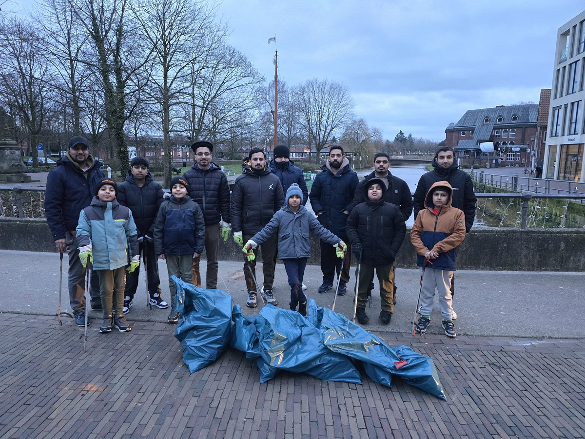 MuslimeNordhorn's tweet photo. Wir wünschen allen ein frohes neues Jahr! Unser Jahr startete mit einem gemeinsamen Gebet für Frieden in der Welt. Anschließend hat unsere Jugendorganisation den Silvestermüll am ZOB Nordhornaufgeräumt. #Neujahr #Frieden #Engagement #Nordhorn
 
. https://t.co/pTNept2TVS