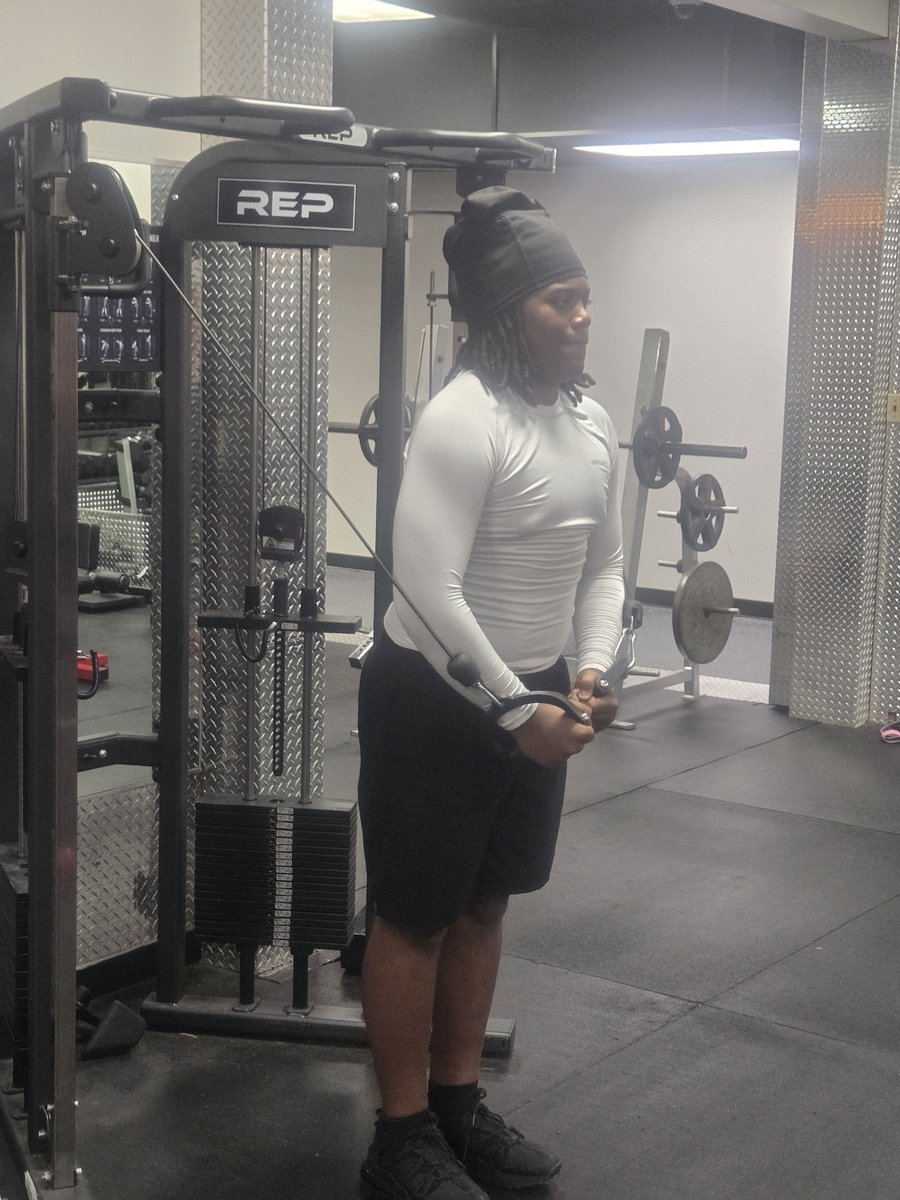 Lil bro #SmashemSoles is going to be like that. 5'9" 220 pound 7th grader. I'm making sure all my siblings after me make it. I'm just smoothing out the path a little for them. #SLSBoys