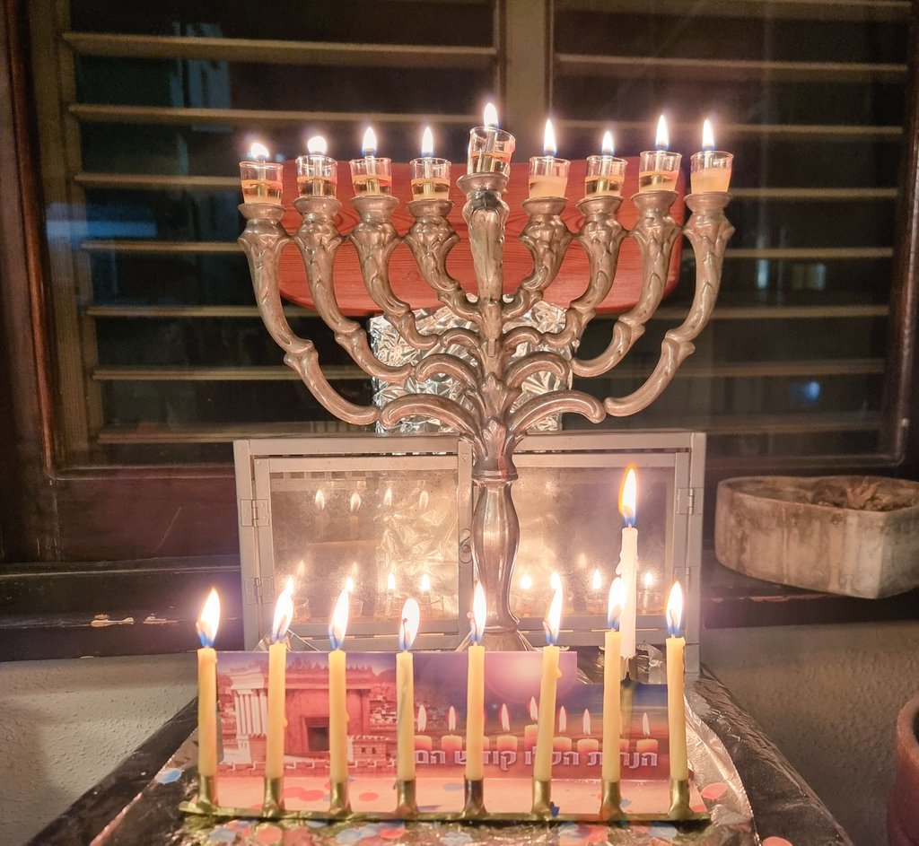 כִּי אָרְכָה הַשָּׁעָה וְאֵין קֵץ לִימֵי הָרָעָה
דְּחֵה אַדְמוֹן בְּצֵל צַלְמוֹן הָקֵם לָנוּ רוֹעִים שִׁבְעָה🎗