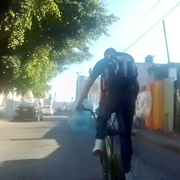 fotociclistamx's tweet photo. - ¿Y cómo te los vas a traer?
- Pues en la #bicla wey, ¿Ni modo que como?
#estransportenodeporte https://t.co/5FxLVZ6495