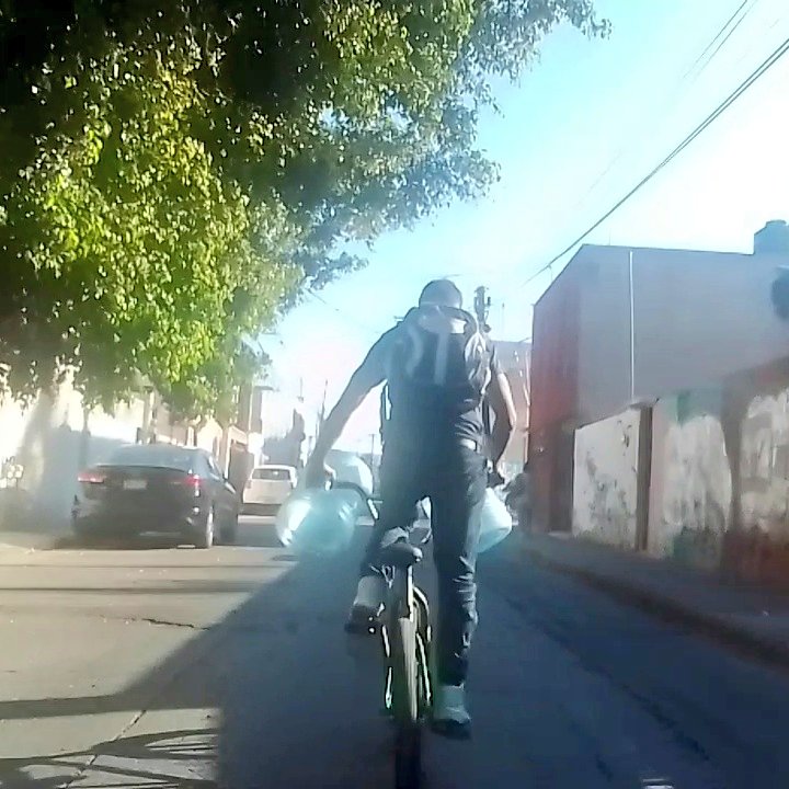 fotociclistamx's tweet photo. - ¿Y cómo te los vas a traer?
- Pues en la #bicla wey, ¿Ni modo que como?
#estransportenodeporte https://t.co/5FxLVZ6495