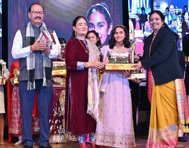 12 वर्षीय अविका सक्सेना ने स्वर माधुरी ऑल इंडिया म्यूजिक कॉन्टेस्ट सीजन-2 के ग्रैंड फिनाले में उपविजेता बनकर कोटा का नाम रोशन किया है।