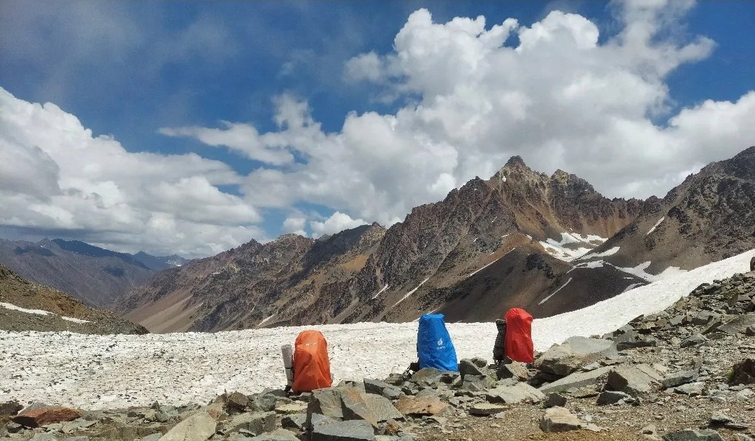 wanderinphantom's tweet photo. Scenic route of Pin Bhaba Pass 📍

Pin Bhaba pass connects Bhaba valley, a  lush green valley of Kinnaur, with relatively elevated desert like landscapes in Pin valley of Spiti.

Colors of Majestic Himalayas 🪷🪻 https://t.co/tGQNh7V9Mk