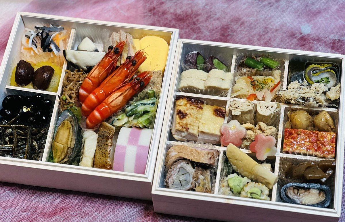 denboku55's tweet photo. こめおさんのお料理が食べてみたくて、だけどなかなか叶わないから今年の正月は「こめおのおせち」を購入してみた。
おせち料理をこんなに美味しいと思って食べたのは初めてかも。
椎茸炊いたやつなんてどうやったらこんなに美味しくなるんや…
安くはなかったけど思い切って買ってよかった。 https://t.co/FB9ttGSia9