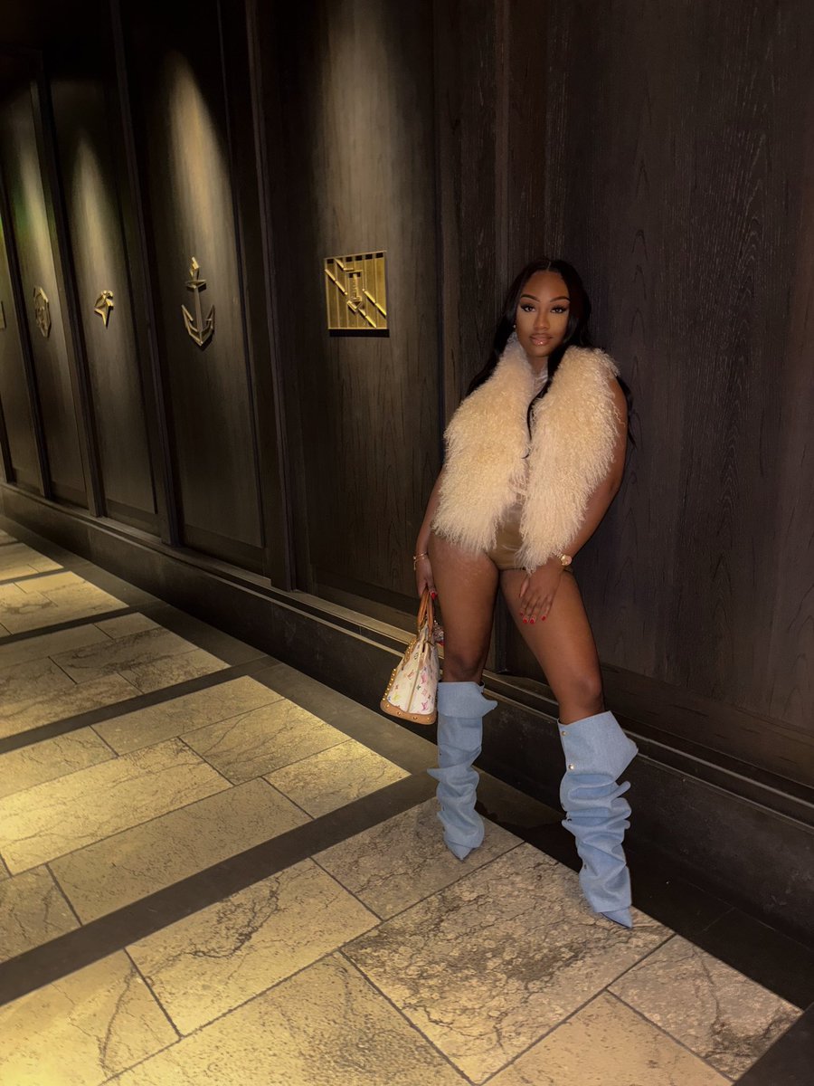 alwaysKEN_'s tweet image. My New Year’s Resolution is to keep my foot on these btches NECKS! ⭐️