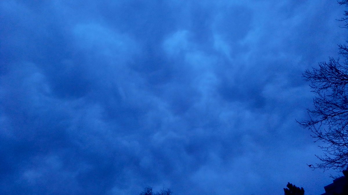 Daniel67786787's tweet photo. Was der Wind mit den #Wolken so macht in #Berlin am #Neujahrstag gegen 16:30 Uhr.#FrohesneuesJahr #FrohesNeues @Kachelmannwettr @Kachelmann
#Windig #Böig #Böen bis #Sturmböen #Sturm #Stürmisch #StormHour #HappyNewYear #Neujahr https://t.co/b5OzTGaRMb