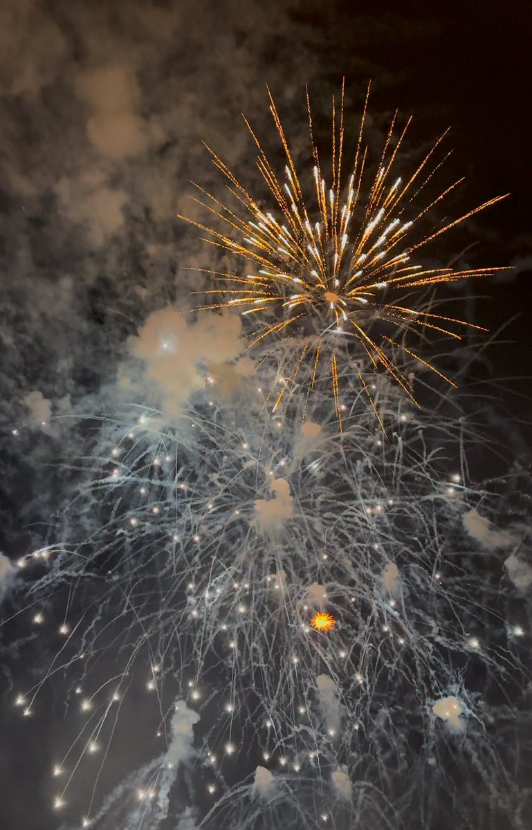 Happy New Year from Reykjavik. On New Year’s Eve alone, the people of Iceland fire up 600-700 tonnes of fireworks, almost 2 kg or 4 lbs per person, roughly four times more than in the USA. #HappyNewYear2025 #fireworks