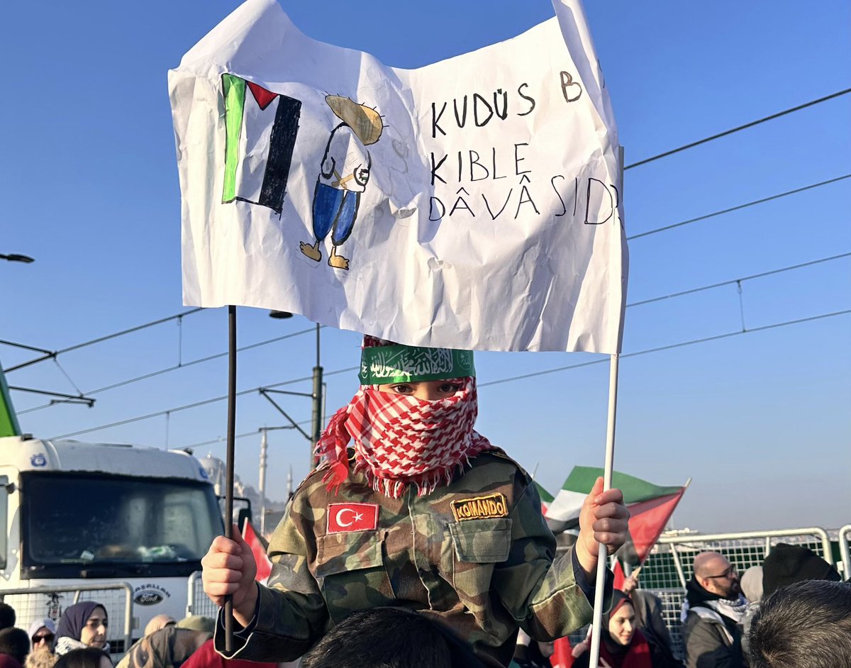 GulayseDurak's tweet photo. “Bir Güneş Doğuyor” 

“Dün Ayasofya, bugün Emevi, yarın Aksa.” 

Filistin için yüzbinlerce vatandaşımızla tek yürek, tek nefes…🇹🇷🇵🇸 

Galata Köprüsü 
#ForFairFuture https://t.co/ULyjMpYmy6