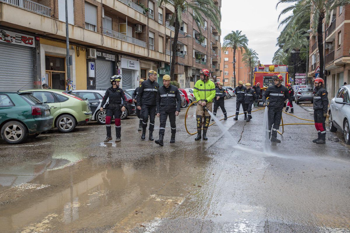 Defensagob's tweet photo. 👉 Nuestros militares dan la bienvenida al 2025. Y lo hacen trabajando, con la misma entrega que el primer día, en las localidades afectadas por la DANA. 

📅 Nuevo año, pero mismos valores y mismo compromiso: ayudar y servir a los demás, allí donde sea necesario. 

🙏 Gracias! https://t.co/U7NVDjCEaj