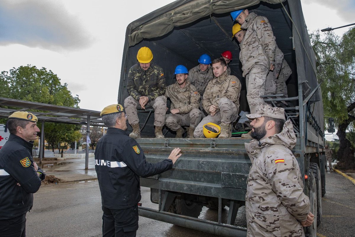 Defensagob's tweet photo. 👉 Nuestros militares dan la bienvenida al 2025. Y lo hacen trabajando, con la misma entrega que el primer día, en las localidades afectadas por la DANA. 

📅 Nuevo año, pero mismos valores y mismo compromiso: ayudar y servir a los demás, allí donde sea necesario. 

🙏 Gracias! https://t.co/U7NVDjCEaj