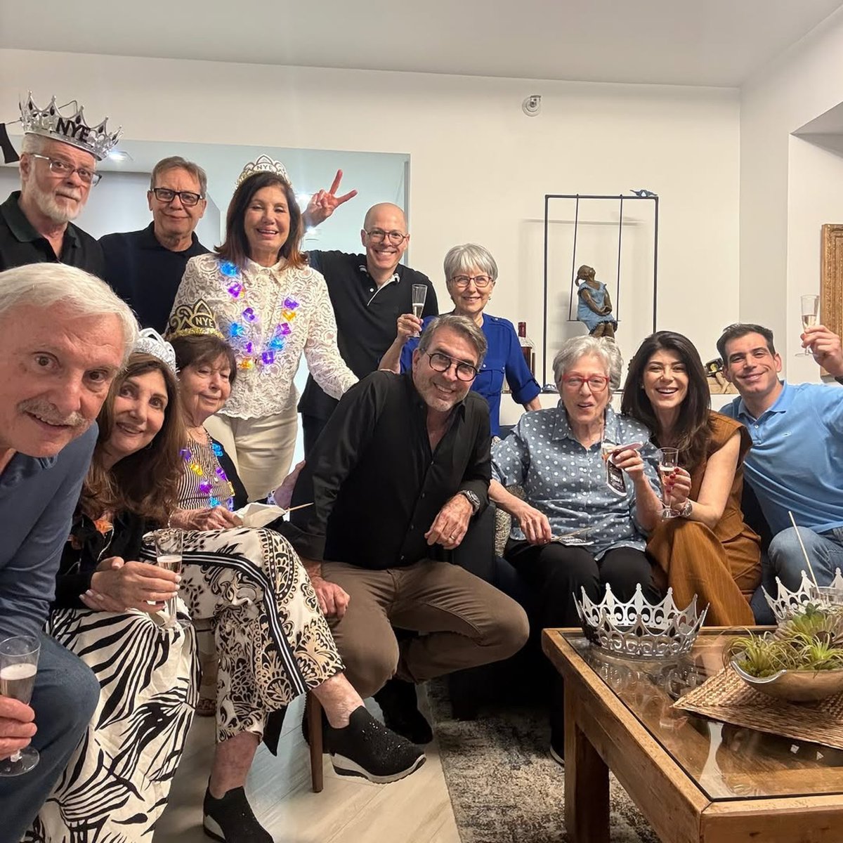 JonathanBlum's tweet image. ✨ ¡Feliz Año Nuevo! ✨

Un nuevo año, una nueva página en blanco para escribir tus sueños y metas. Que este 2025 sea la oportunidad perfecta para crecer, aprender y alcanzar todo aquello que te propongas. 🌟

¡Brindo por sus éxitos y momentos inolvidables! 🥂