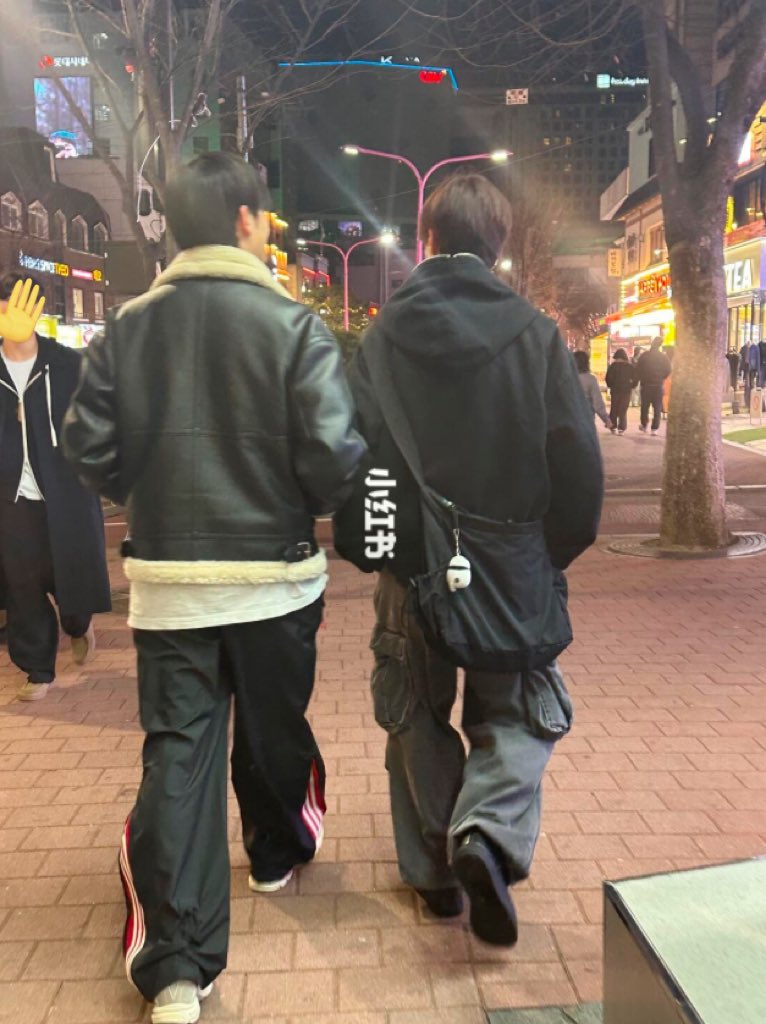 du27oy's tweet photo. 쭌넹 목격담 사진 떴다!!! 나 쭌넹 때문에 진짜 미치겠어… 왜 자꾸 데이트를 하시는거예요 https://t.co/1CTAxyHNoc