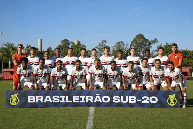 soberanotri_'s tweet photo. Muito tem sido falado sobre o acordo entre São Paulo e o investidor grego Evangelos Marinakis, e se o acordo realmente pode ser benéfico para os dois lados. Hoje, irei explicar de ponta a ponta sobre tudo o que sabemos sobre esse acordo. Segue o 🧶 https://t.co/Y7DdqVW4Lv