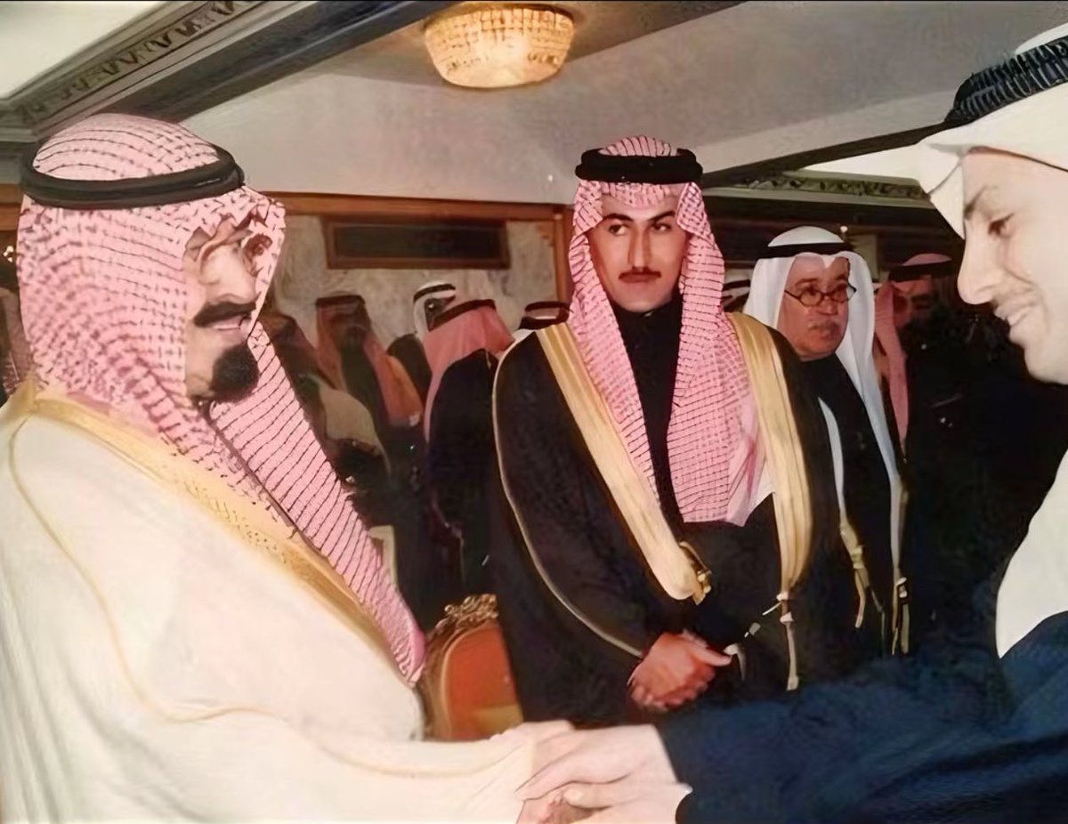 " تنعاه برقا وعنزه وحرّب ومطير
وتبكي عليه المحبره والمناير

على زعيم المرجله والمناعِير 
شمّر تحزن كل واحد يناير

الخير وينه ياحمد ؟ مات الامير
الله يلعن والدين الـ الجزاير ".

#الامير_طلال_الرشيد