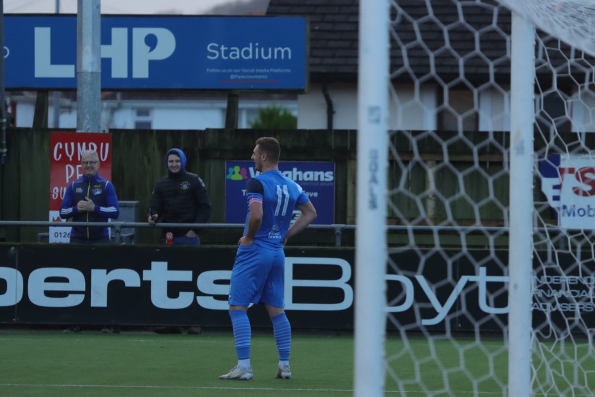CarmarthenAFC's tweet photo. Noah Daley with his 9th and 10th goals of the season helped us on our way to derby victory 🎯

Steff Roberts 📷

#UnHenAur #OneOldGold https://t.co/rOx13typnZ
