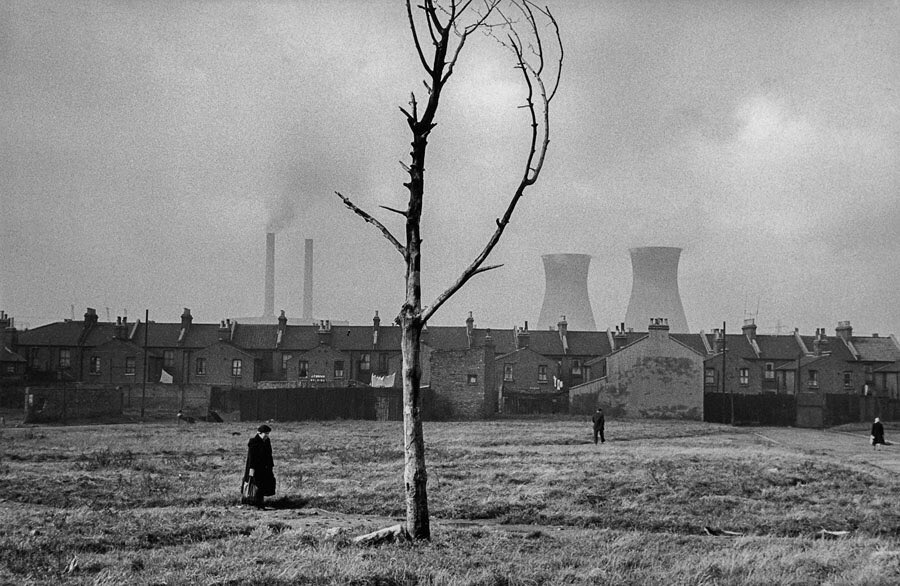 Bertrom's tweet image. Cooling towers in photography.

Michael Kenna, ‘Ratcliffe Power Station, Study 26, Nottinghamshire, England’.
1986.

John Davies, ‘Agecroft Power Station’, 1983.

Shirley Baker, ‘Cooling towers through the rooftops’, Salford, 1962.

Marc Riboud, Leeds,
1953.