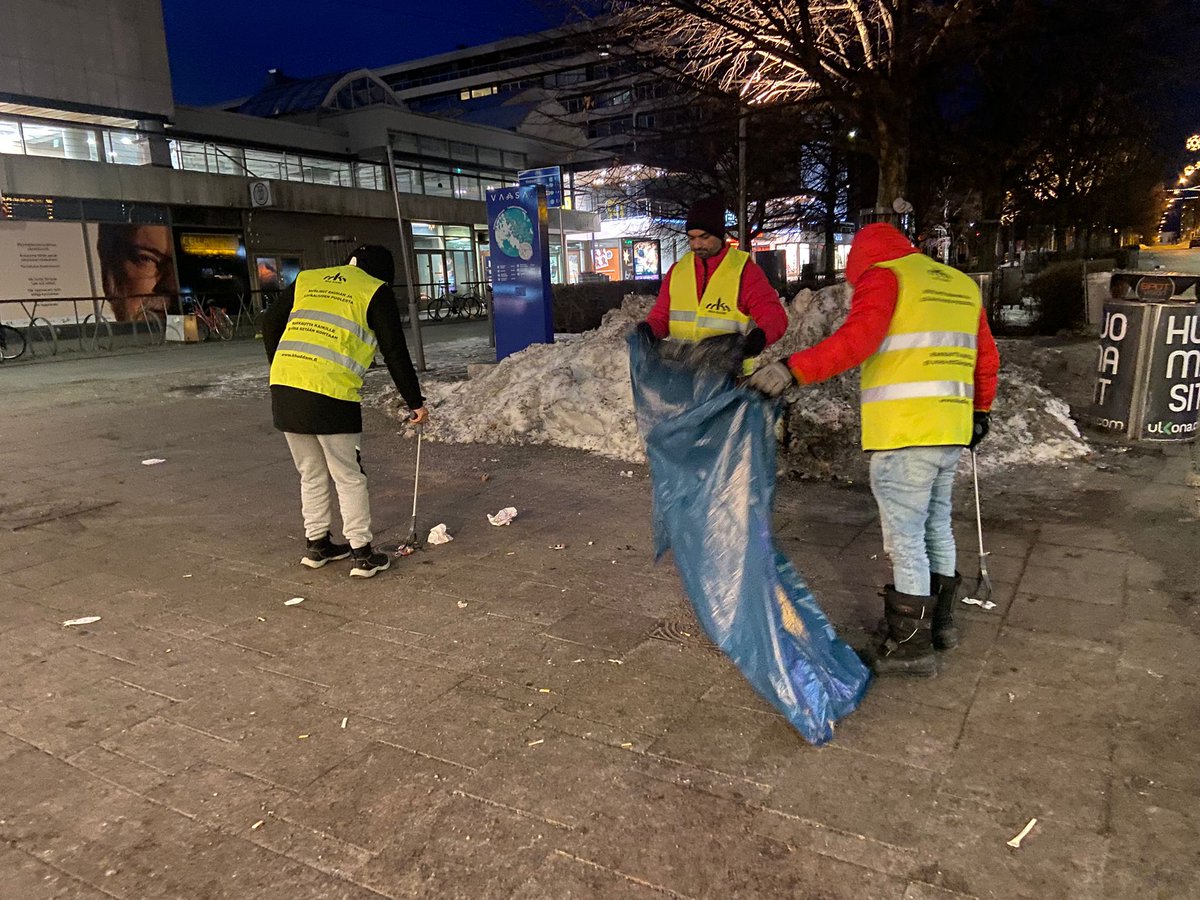 mkaSuomi's tweet photo. Musliminuoremme siivoamassa katuja uudenvuodenpäivänä Vaasassa #Vaasa @VisitVaasa @svenska_yle @tomas_hayry  #uusivuosi2025 #Islam #Rauhaa #IslamIsPeace https://t.co/xppU49OYtR