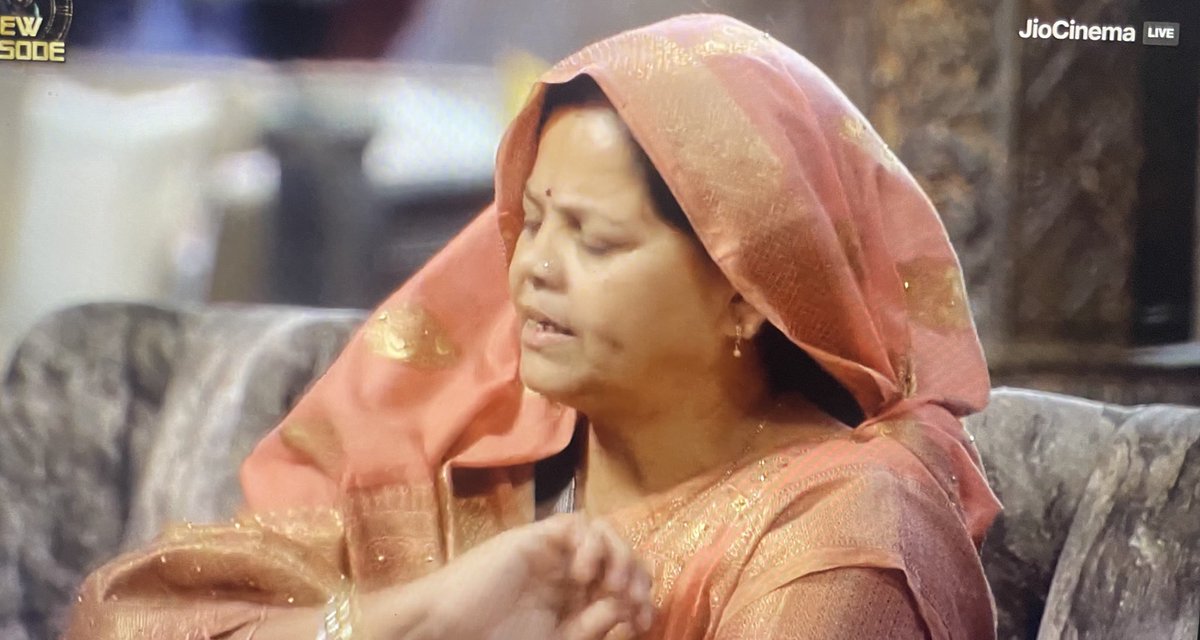 beingrachit_'s tweet photo. #ChahatPandey mom: jab aapke liye #KashishKapoor ne kuch bola toh conveniently aapke liye adalat bulayi gayi. what about the sheer shit u spoke against my daughter. Why didn’t my daughter get same justice?? 🔥👏🏻

#BB18 #BiggBoss18 https://t.co/isP5JdUGwv