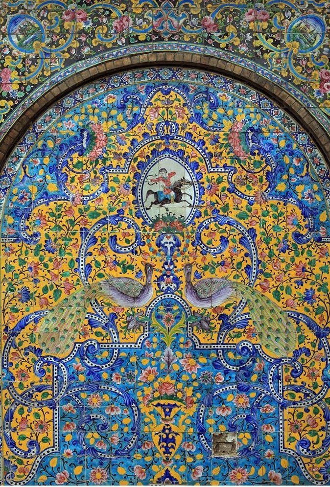 wana_visualss's tweet photo. From Tehran's Golestan Palace, this is a gorgeous example of Persian tile art. https://t.co/wqCCrfMiCM