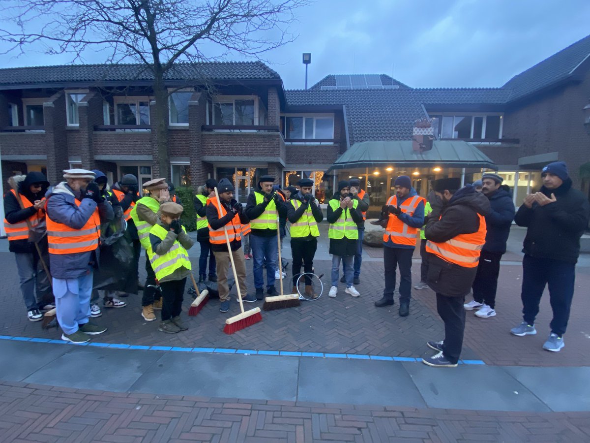 AhmadiJongeren's tweet photo. Onze jongeren hebben traditiegetrouw deelgenomen aan de landelijke vuurwerk-schoonmaakactie. Een prachtige manier om het jaar schoon en positief te beginnen! https://t.co/U2p3Rfc5wl