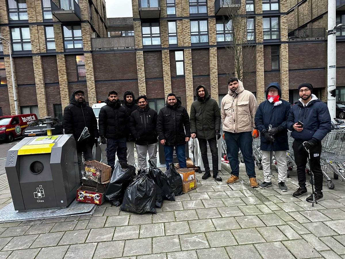 AhmadiJongeren's tweet photo. Onze jongeren hebben traditiegetrouw deelgenomen aan de landelijke vuurwerk-schoonmaakactie. Een prachtige manier om het jaar schoon en positief te beginnen! https://t.co/U2p3Rfc5wl