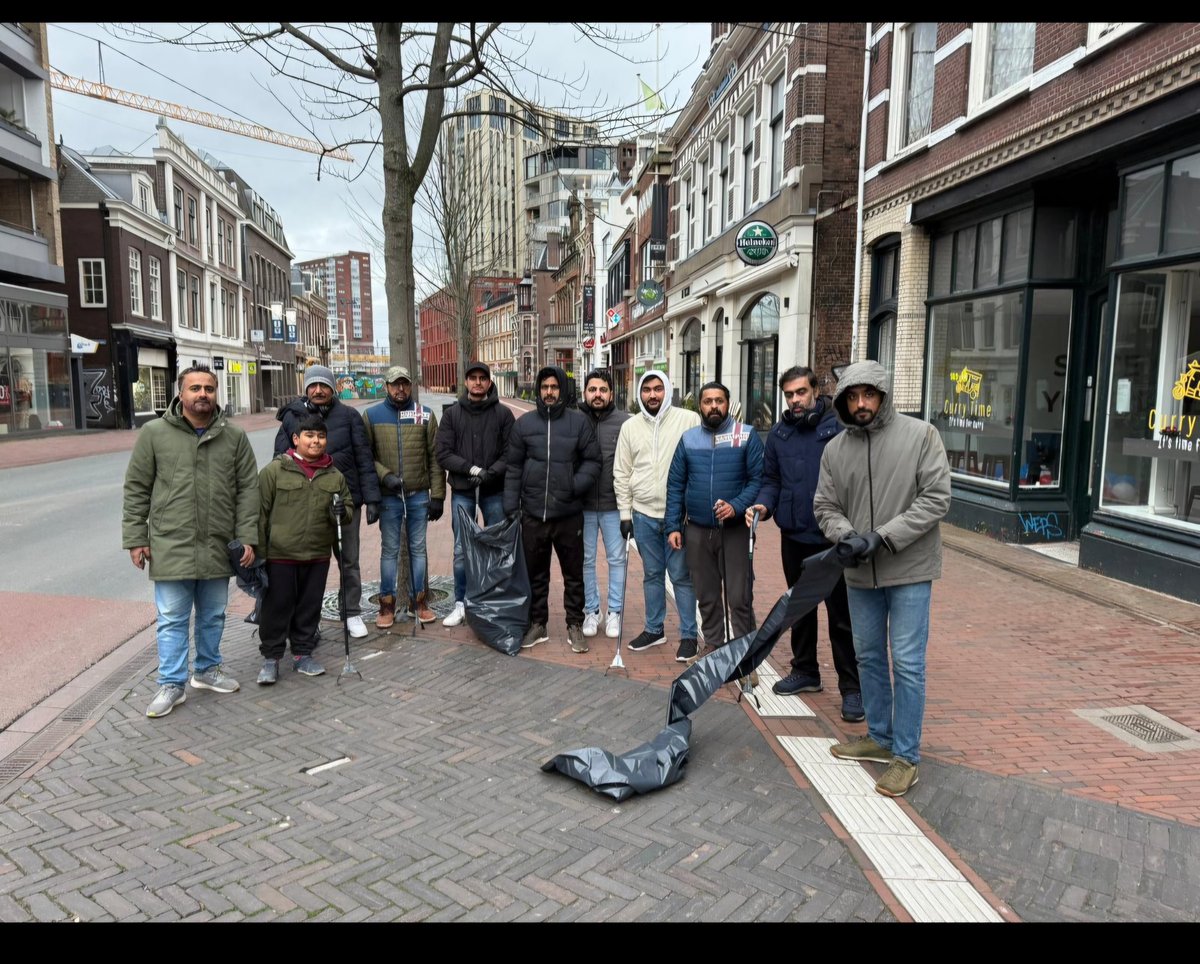AhmadiJongeren's tweet photo. Onze jongeren hebben traditiegetrouw deelgenomen aan de landelijke vuurwerk-schoonmaakactie. Een prachtige manier om het jaar schoon en positief te beginnen! https://t.co/U2p3Rfc5wl