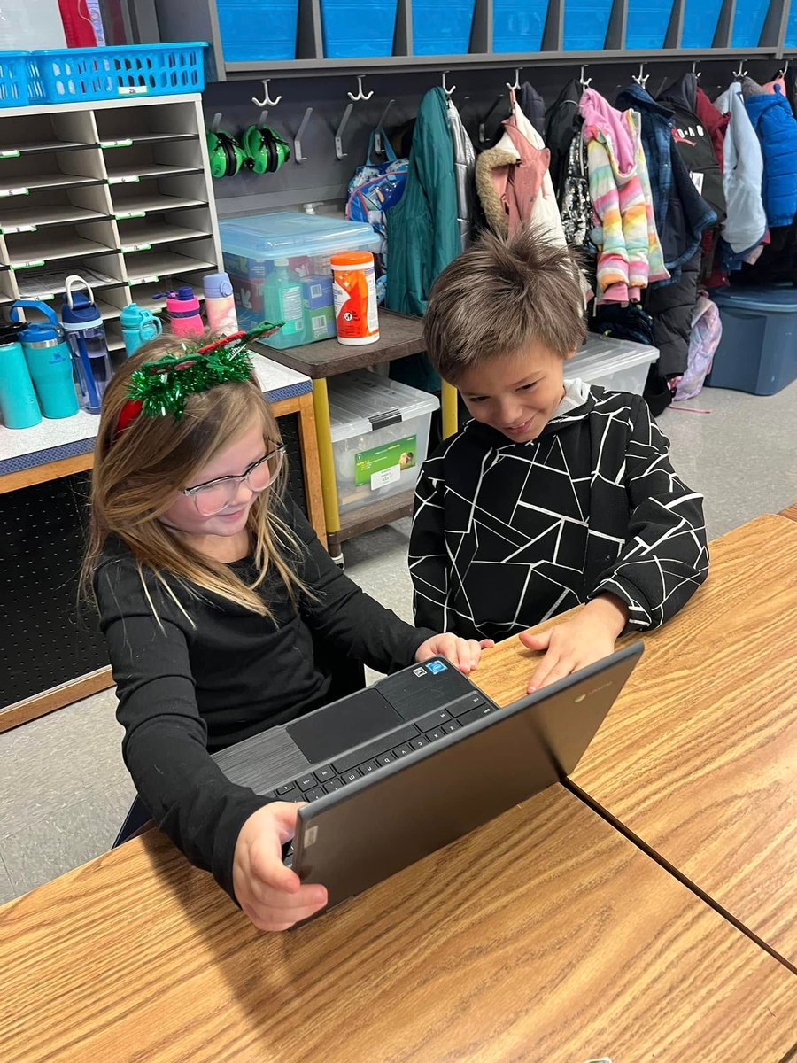 FWCommSchools's tweet photo. Before break, Croninger had a visit from Jim Kelley Career Pathway Center and Amp Lab students who helped students do some critical thinking in coding and robotics. A group of students even completed the Grinch Hour of Code. #DiscoverWhatsWithin #Croninger #Coding #Robotics https://t.co/WZtNJF07ey